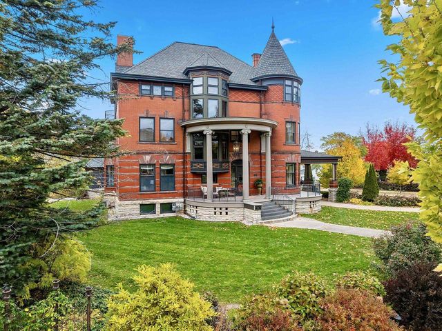 902 S MADISON STREET, Green Bay, WI 54301