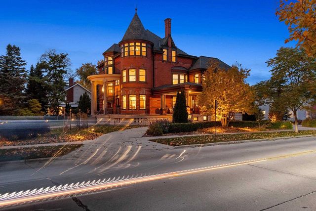 902 S MADISON STREET, Green Bay, WI 54301