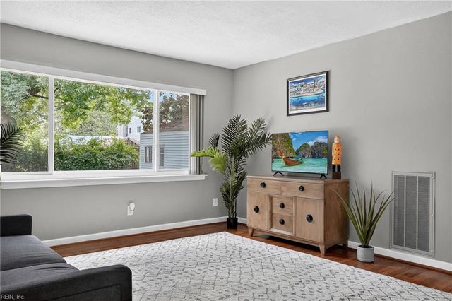 516 Caren Dr, Virginia Beach, VA 23452