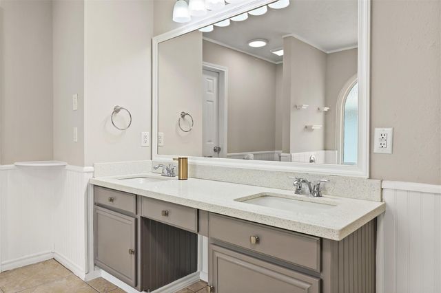 602 Oak Briar Drive, Kemah, TX 77565
