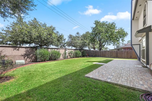 602 Oak Briar Drive, Kemah, TX 77565