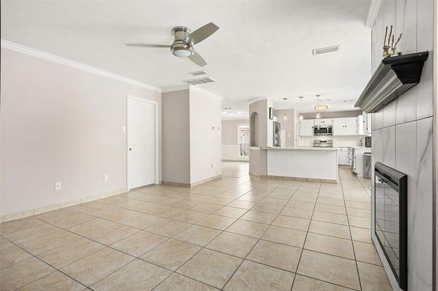 602 Oak Briar Drive, Kemah, TX 77565