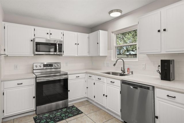 602 Oak Briar Drive, Kemah, TX 77565