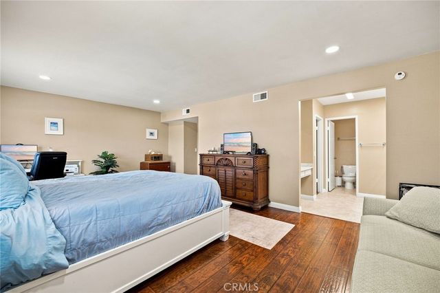 18360 Collins Street L, Tarzana, CA 91356