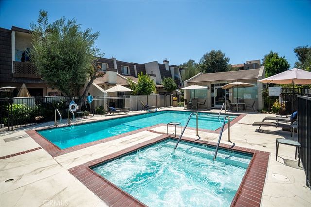 18360 Collins Street L, Tarzana, CA 91356