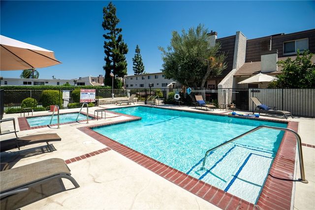 18360 Collins Street L, Tarzana, CA 91356