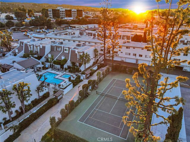 18360 Collins Street L, Tarzana, CA 91356