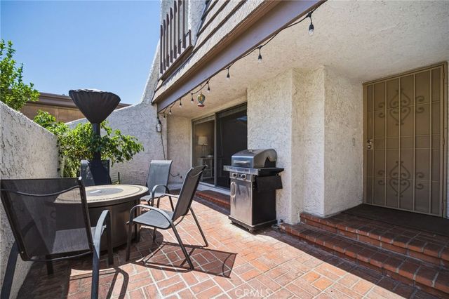 18360 Collins Street L, Tarzana, CA 91356
