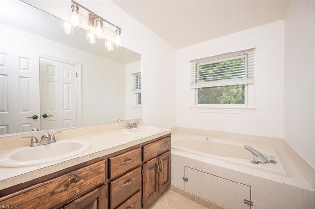 635 Foxgate Quarter DR, Chesapeake, VA 23322