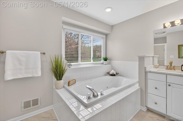 6153 Rosewood Parkway, White Lake Charter Township, MI 48383
