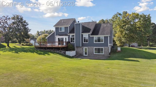 6153 Rosewood Parkway, White Lake Charter Township, MI 48383