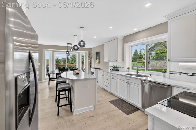 6153 Rosewood Parkway, White Lake Charter Township, MI 48383