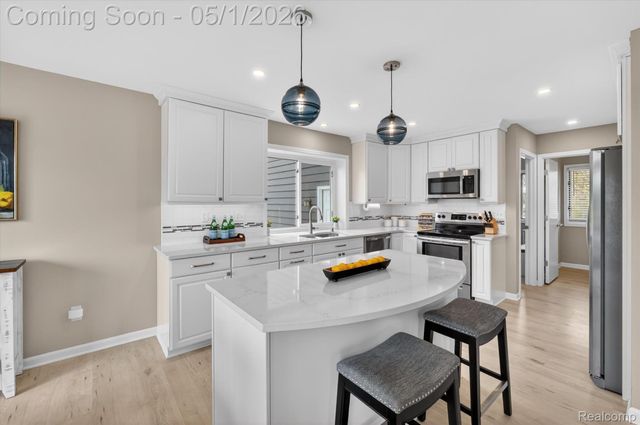6153 Rosewood Parkway, White Lake Charter Township, MI 48383