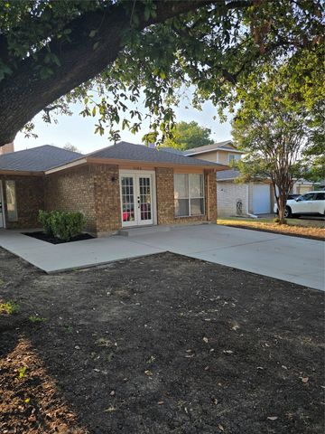 3182 Cross Creek Circle, Grand Prairie, TX 75052