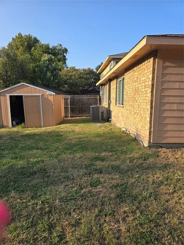 3182 Cross Creek Circle, Grand Prairie, TX 75052