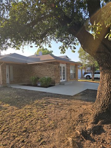 3182 Cross Creek Circle, Grand Prairie, TX 75052
