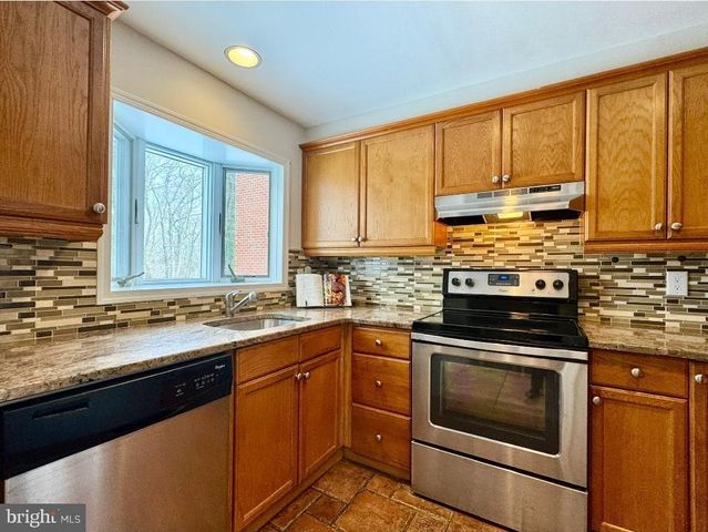 1105 YARDLEY CMNS, Yardley, PA 19067