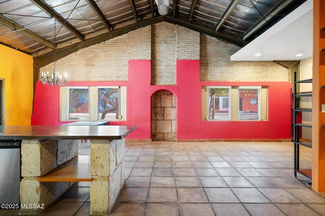 2010 S 4th Avenue, Tucson, AZ 85713