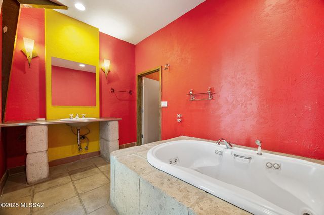 2010 S 4th Avenue, Tucson, AZ 85713