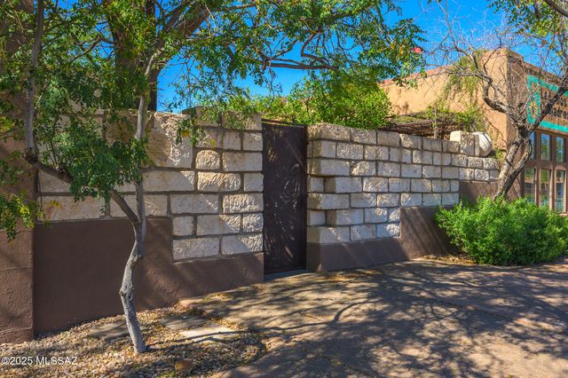 2010 S 4th Avenue, Tucson, AZ 85713