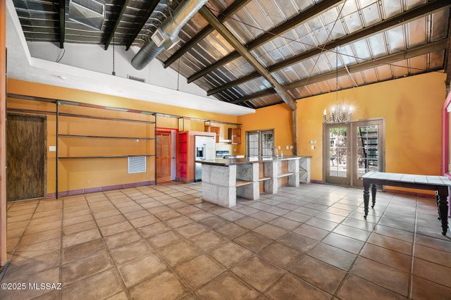 2010 S 4th Avenue, Tucson, AZ 85713