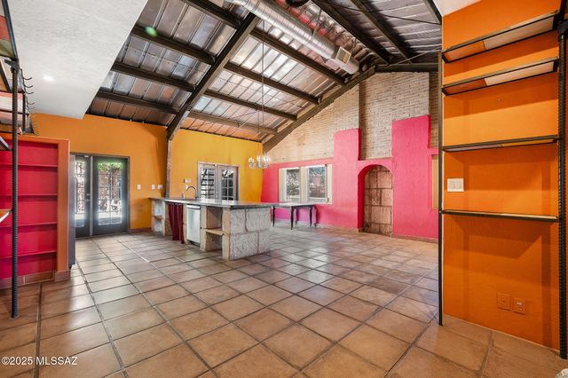 2010 S 4th Avenue, Tucson, AZ 85713