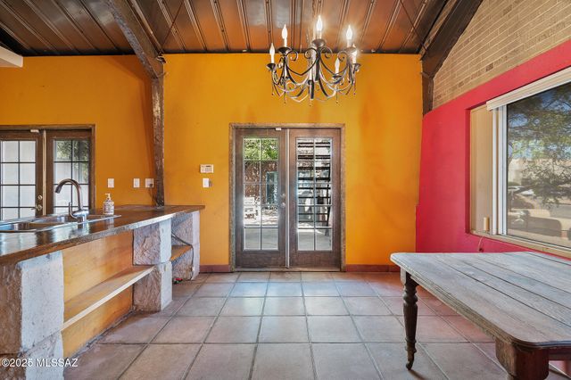 2010 S 4th Avenue, Tucson, AZ 85713