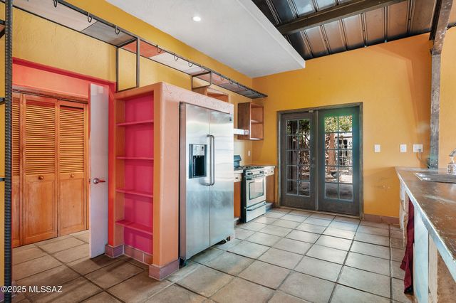 2010 S 4th Avenue, Tucson, AZ 85713