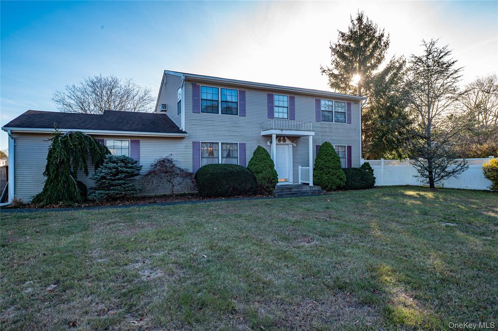 290 E Woodside Avenue, Patchogue, NY 11772