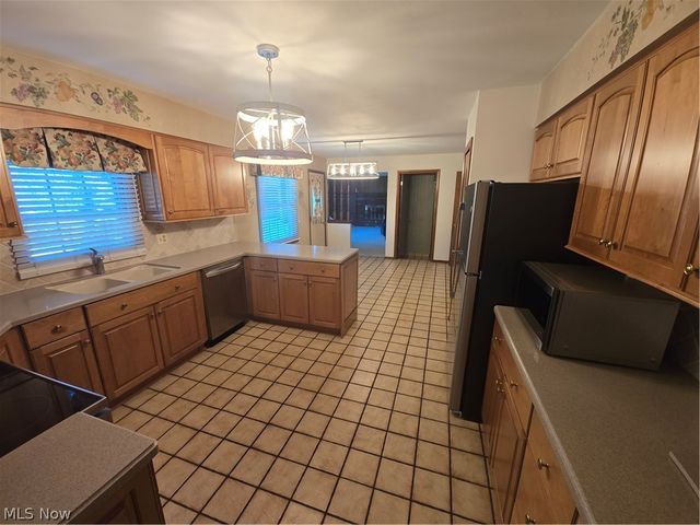 187 Crestview Drive, Elyria, OH 44035