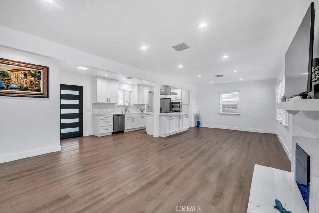 Image 7 of property listing at 6852 Claire Avenue, Reseda, CA 91335