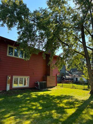 633 E 8th Avenue, Naperville, IL 60563