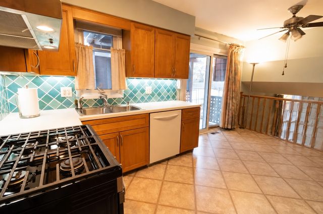 633 E 8th Avenue, Naperville, IL 60563