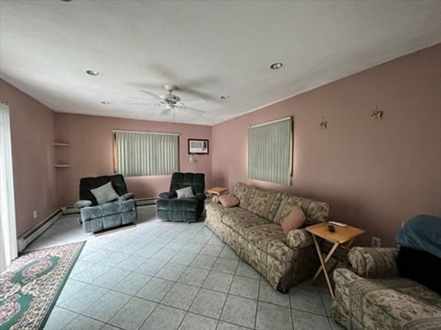 4 Warden St 1, Worcester, MA 01604