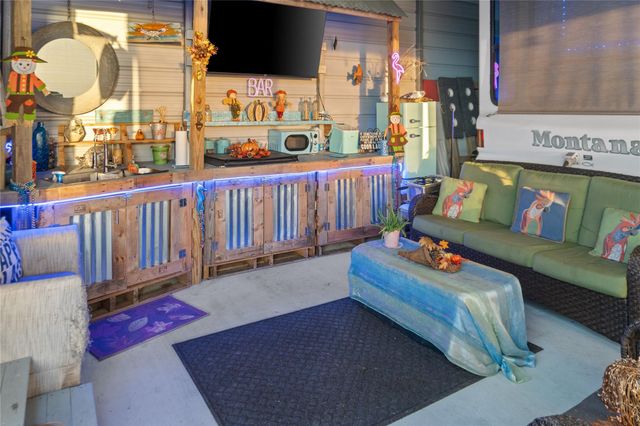 1129 Prides Lane, Crystal Beach, TX 77650