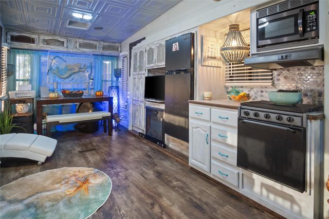 1129 Prides Lane, Crystal Beach, TX 77650