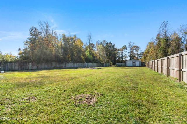 212 Deer Haven Drive, Richlands, NC 28574