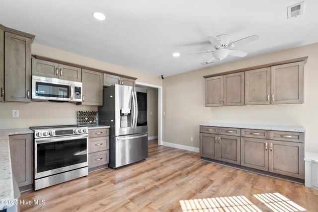 212 Deer Haven Drive, Richlands, NC 28574