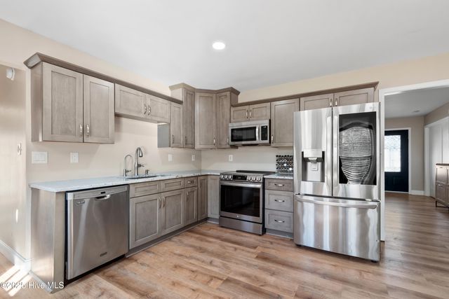 212 Deer Haven Drive, Richlands, NC 28574