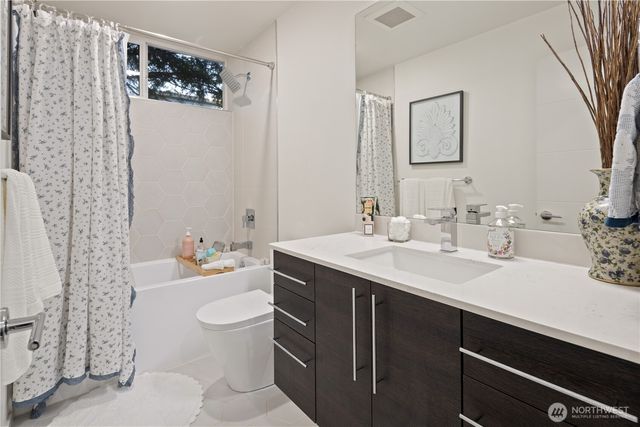 9242 A 17th Avenue SW, Seattle, WA 98106