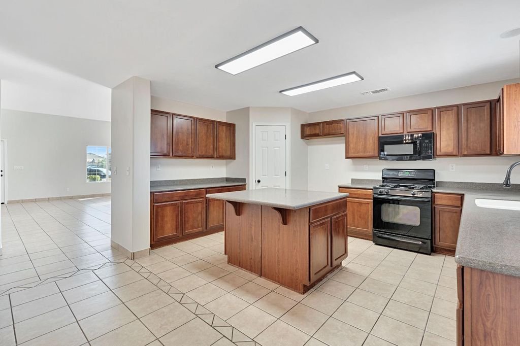 Image 15 of property listing at 1789 N Ellendale Avenue, Fresno, CA 93722