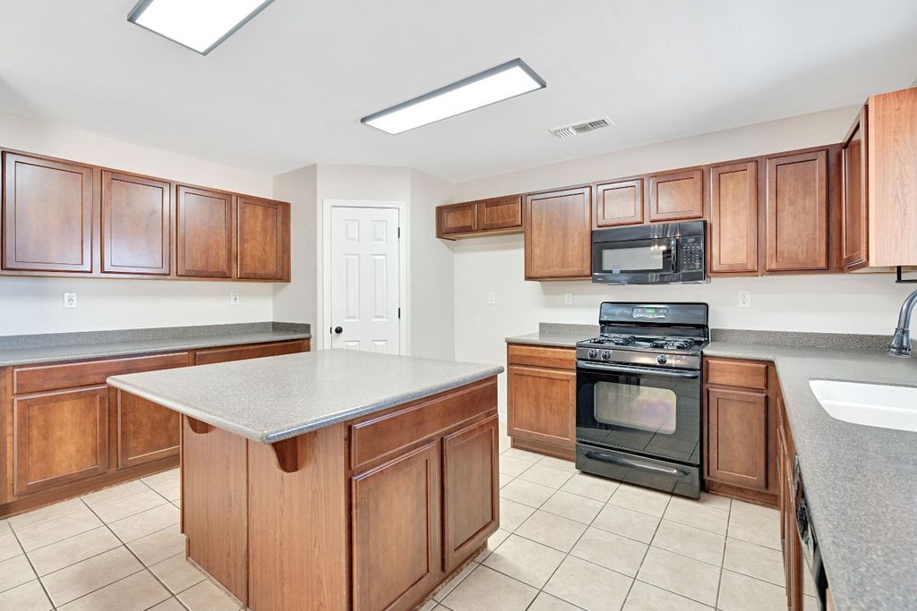 Image 16 of property listing at 1789 N Ellendale Avenue, Fresno, CA 93722