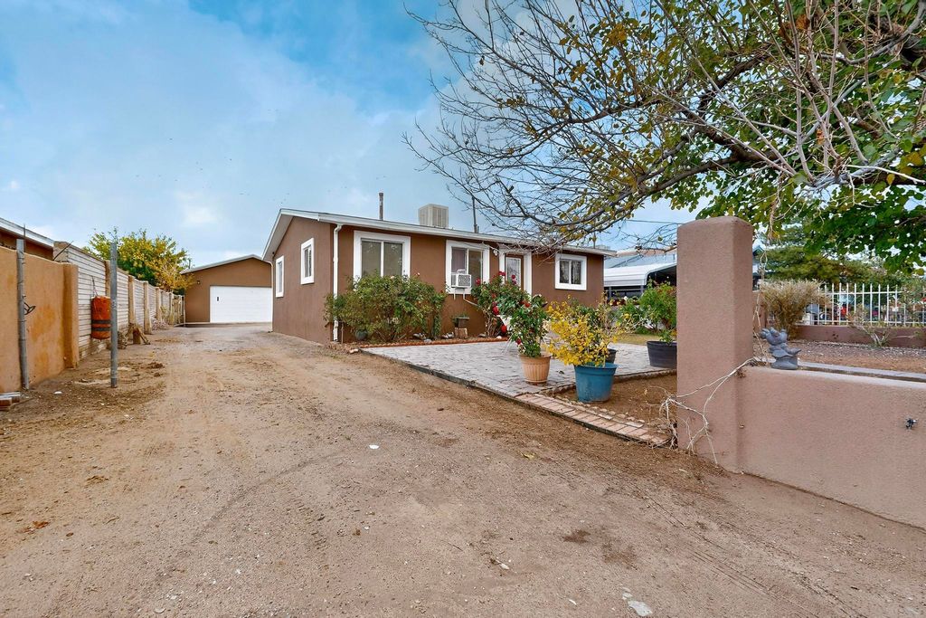 305 San Jose Avenue SE, Albuquerque, NM 87102