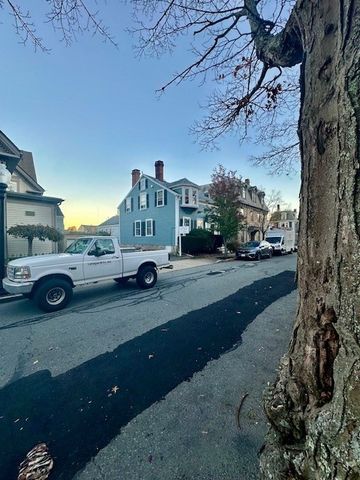 156 Eighth St, New Bedford, MA 02740