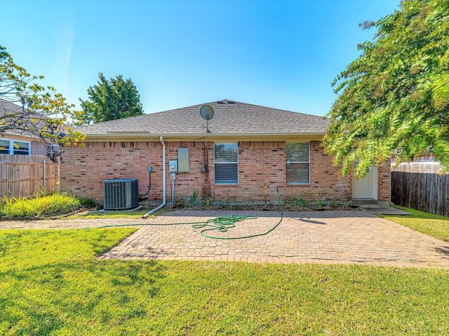 809 Birkhill Trail, Arlington, TX 76001