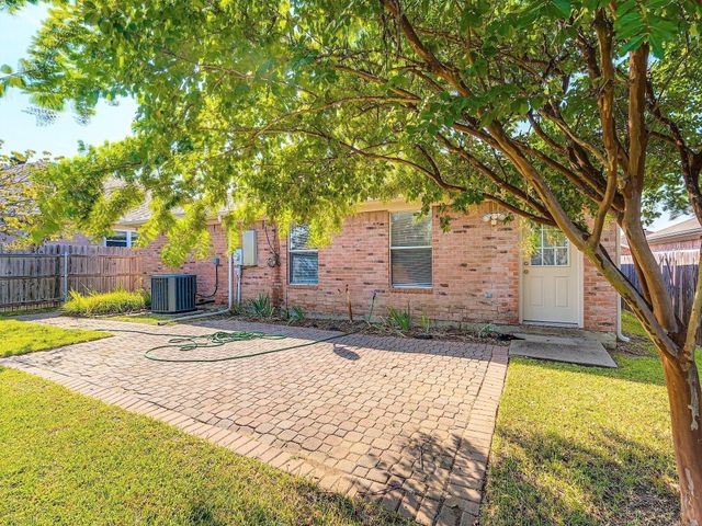 809 Birkhill Trail, Arlington, TX 76001