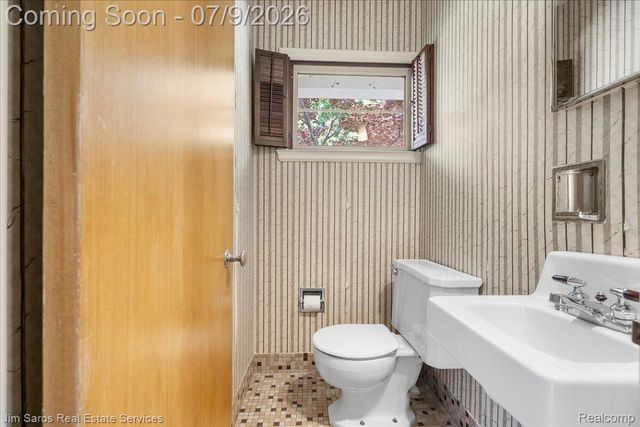1010 Nottingham Road, Grosse Pointe Park, MI 48230