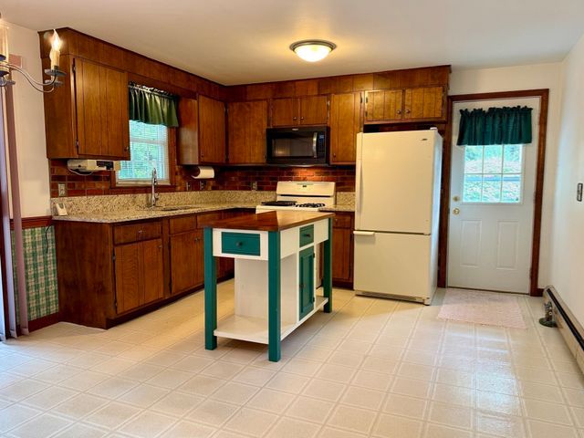 66 Debbie Dr, Leominster, MA 01453