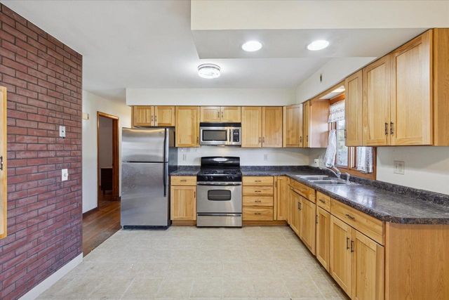 242 W Burbank Avenue, Janesville, WI 53546