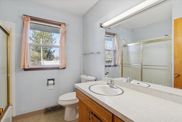 242 W Burbank Avenue, Janesville, WI 53546